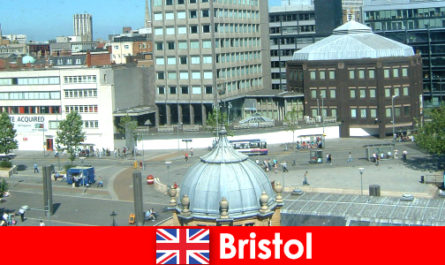 Sightseeing in de stad Bristol in Engeland voor reizende vakantiegangers
