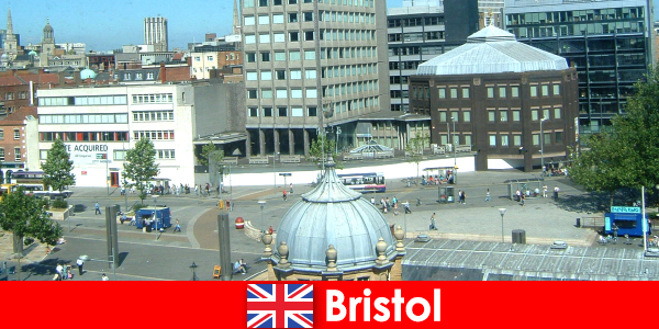 Sightseeing in de stad Bristol in Engeland voor reizende vakantiegangers