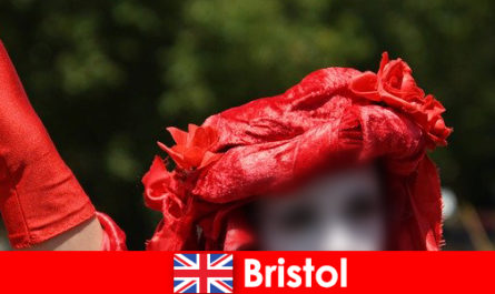 Backpackers verdienen hun brood als straatartiesten in Bristol