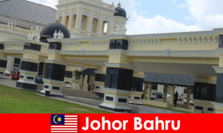 Johor Bahru de stad aan de haven trekt niet alleen gelovigen naar de oude moskee maar ook toeristen