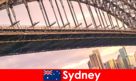 Sydney met zijn bruggen is een erg populaire bestemming voor reizigers in Australië