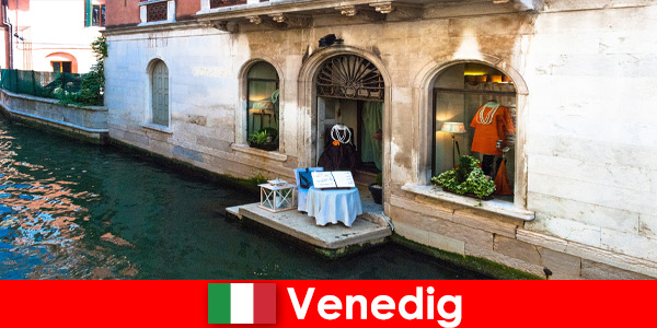 Pure reiservaring voor winkelende toeristen in het oude centrum van Venetië in Italië