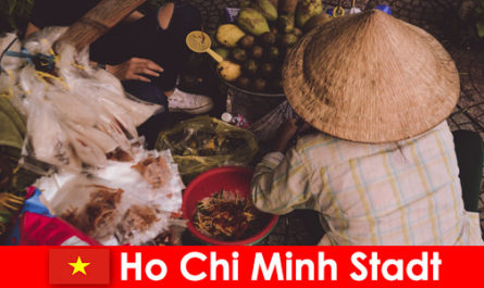 Buitenlanders proberen de verscheidenheid aan eetstalletjes in Ho Chi Minh City, Vietnam
