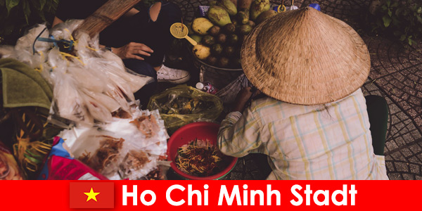 Buitenlanders proberen de verscheidenheid aan eetstalletjes in Ho Chi Minh City, Vietnam
