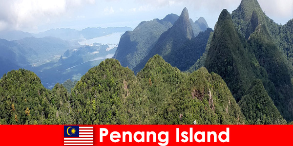 Vakantiegangers verkennen de natuur met de kabelbaan op het eiland Penang, Maleisië