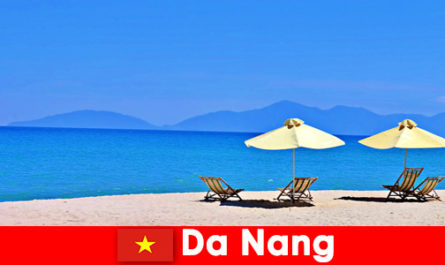 Pakkettoeristen ontspannen op de azuurblauwe stranden in Da Nang Vietnam