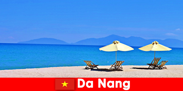 Pakkettoeristen ontspannen op de azuurblauwe stranden in Da Nang Vietnam