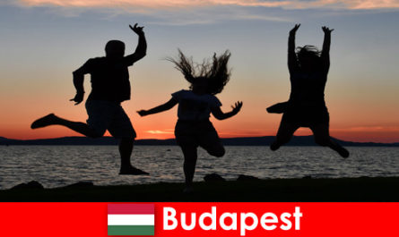 Boedapest Hongarije voor jonge feesttoeristen met muziek en goedkope drankjes in bars en clubs