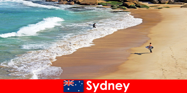 Surftoeristen genieten van de ultieme kick in Sydney Australia
