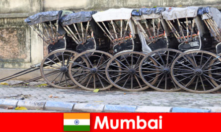 Mumbai in India biedt riksja-ritten door drukke straten voor de reisliefhebber