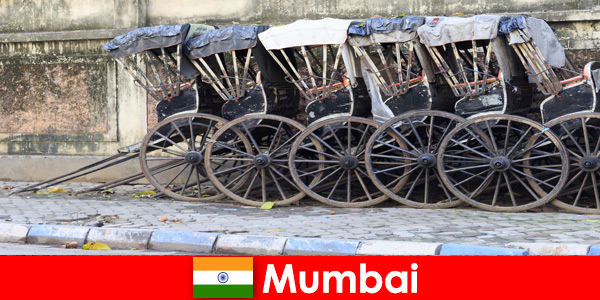 Mumbai in India biedt riksja-ritten door drukke straten voor de reisliefhebber