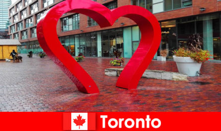 Toronto Canada als kleurrijke stad wordt door buitenlandse bezoekers ervaren als een multiculturele metropool