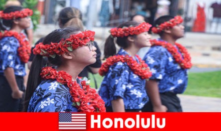 Buitenlandse gasten houden van culturele uitwisselingen met lokale bewoners in Honolulu, Verenigde Staten