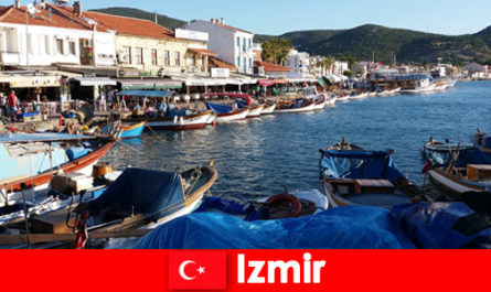 Actieve reizigers pendelen tussen de stad en het strand in Izmir, Turkije