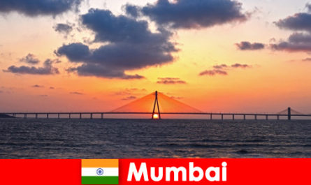 Azië-reizigers zijn enthousiast over de moderniteit en de traditie in Mumbai India