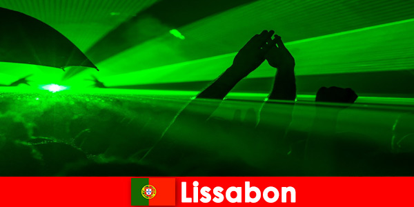 Populaire disco-avonden op het strand voor jonge feesttoeristen in Lissabon Portugal