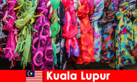 Culturele toeristen in Kuala Lumpur Maleisië ervaren het uitstekende vakmanschap