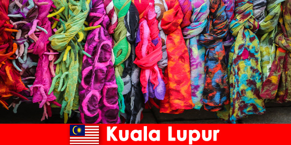 Culturele toeristen in Kuala Lumpur Maleisië ervaren het uitstekende vakmanschap
