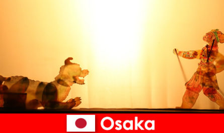 Osaka Japan neemt toeristen van over de hele wereld mee op een komische entertainmentreis