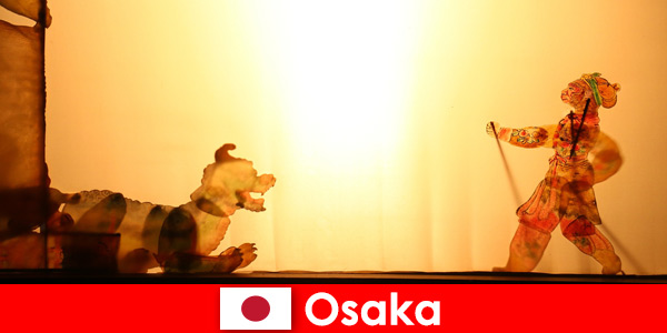 Osaka Japan neemt toeristen van over de hele wereld mee op een komische entertainmentreis