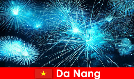 Da Nang Vietnam-toeristen ervaren adembenemende vuurshows tijdens het diner