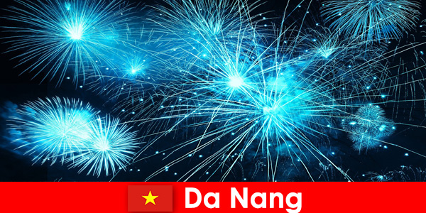 Da Nang Vietnam-toeristen ervaren adembenemende vuurshows tijdens het diner
