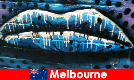 Reizigers bewonderen de wereldberoemde straatkunsten van Melbourne, Australië