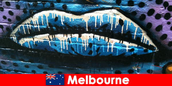 Reizigers bewonderen de wereldberoemde straatkunsten van Melbourne, Australië