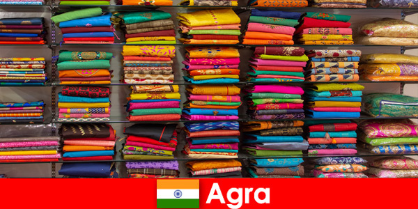 Reisgroepen uit het buitenland kopen goedkope zijden stoffen in Agra India