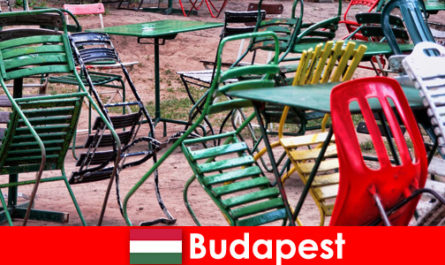 Interessante bistro's, bars en restaurants wachten op reizigers in het prachtige Boedapest, Hongarije