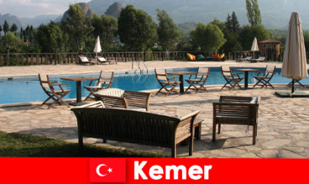 Goedkope vluchten, hotels en huurhuizen naar Kemer Turkije voor zomervakantiegangers met familie