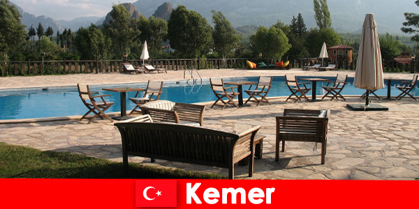 Goedkope vluchten, hotels en huurhuizen naar Kemer Turkije voor zomervakantiegangers met familie