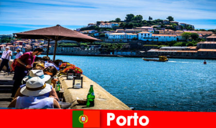 Bestemming voor korte vakantiegangers naar de geweldige visrestaurants in de haven van Porto Portugal
