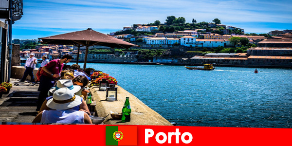 Bestemming voor korte vakantiegangers naar de geweldige visrestaurants in de haven van Porto Portugal