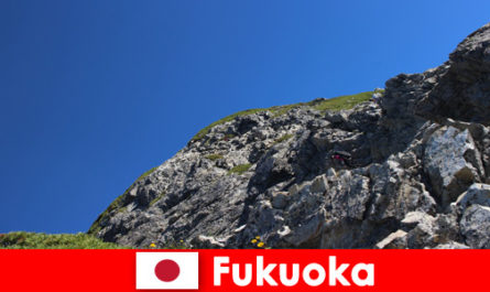Avontuurlijke reis naar de bergen in Fukuoka Japan voor buitenlandse sporttoeristen