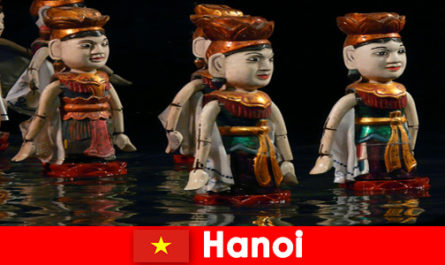 Bekende optredens in het waterpoppentheater inspireren vreemden in Hanoi, Vietnam