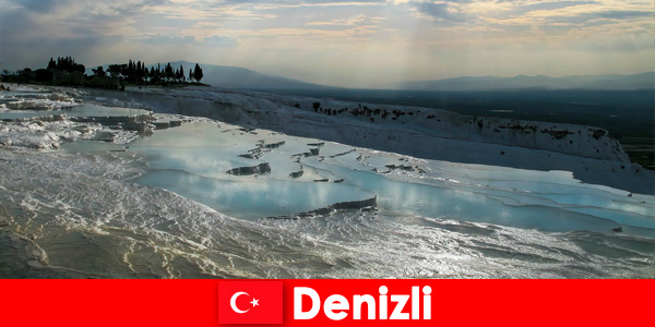 Kuurvakantie voor toeristen in de geneeskrachtige thermale bronnen van Denizli, Turkije