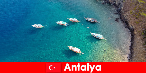 Toeristen gebruiken de laatste tijd van de zon voor een vakantie in Antalya, Turkije