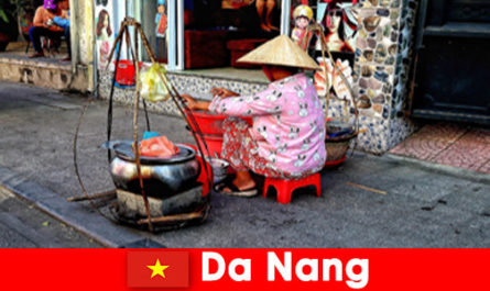 Vreemdelingen dompelen zich onder in de wereld van Da Nang Vietnam's street cuisine