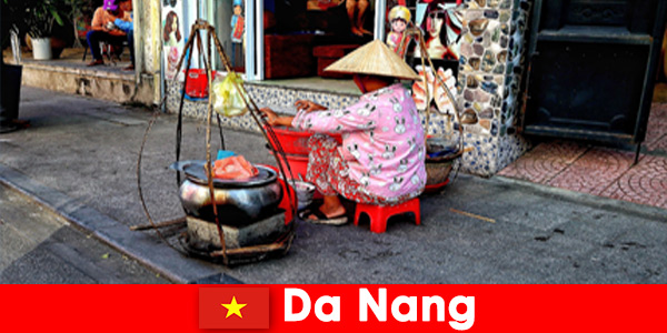 Vreemdelingen dompelen zich onder in de wereld van Da Nang Vietnam’s street cuisine