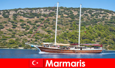 Vakantiereis voor jonge toeristen met populaire boottochten in Marmaris, Turkije