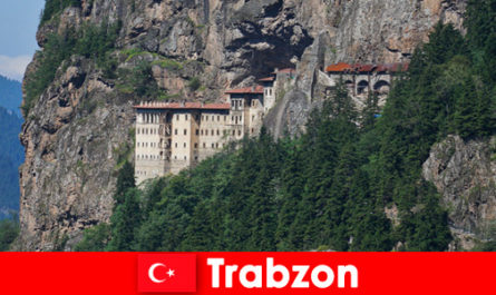 Oude kloosterruïnes in Trabzon Turkije nodigen nieuwsgierige toeristen uit om te bezoeken