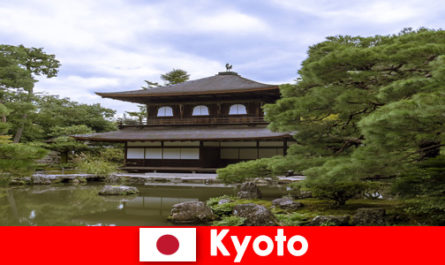 Originele winkels met oude ambachten voor toeristen in Kyoto Japan