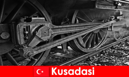 Hobbytoeristen bezoeken het openluchtmuseum van oude locomotieven in Kusadasi, Turkije