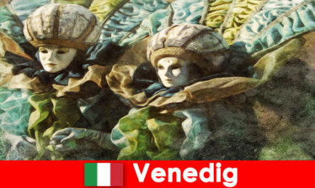Carnavalsspektakel voor toeristen in de lagunestad Venetië, Italië
