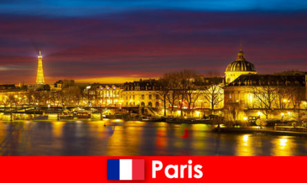 Reis voor vrijgezellen op de entertainmentstrip in Parijs, Frankrijk