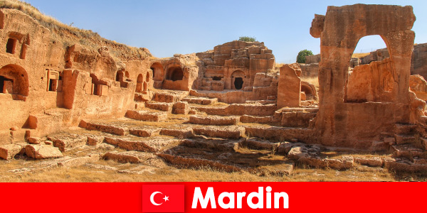 Oude kloosters en kerken om aan te raken voor vreemden in Mardin, Turkije