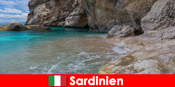 Eiland van grotten in Sardinië, Italië om te verkennen