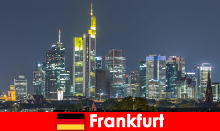 Populaire winkelstraten in het centrum van Frankfurt, Duitsland voor toeristen