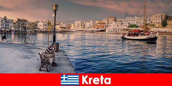 Toeristen op Kreta Griekenland ontdekken heerlijke specialiteiten en lifestyle
